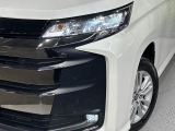 【LEDヘッドライト】悪天候や夜間走行時も良好な視界を確保し安心して運転できる高輝度LEDヘッドライトを装備!点灯速度が早く、消費電力も抑えられています。