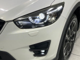 【LEDヘッドライト】悪天候や夜間走行時も良好な視界を確保し安心して運転できる高輝度LEDヘッドライトを装備!点灯速度が早く、消費電力も抑えられています。