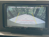 【バックカメラ】駐車時に後方がリアルタイム映像で確認できます。大型商業施設や立体駐車場での駐車時や、夜間のバック時に大活躍!運転スキルに関わらず、今や必須となった装備のひとつです!