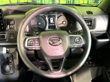 インテリアに合わせたデザインのステアリングは、運転される方のことも考え、運転しやすい形状、大きさです。是非一度、実際に触ってお確かめください。
