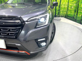 【LEDヘッドライト】悪天候や夜間走行時も良好な視界を確保し安心して運転できる高輝度LEDヘッドライトを装備!点灯速度が早く、消費電力も抑えられています。