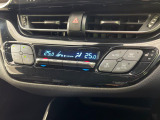 【左右独立型フルオートエアコン】運転席と助手席でそれぞれお好みの温度に設定可能。同乗者にも配慮した、快適な空調をお届け致します。