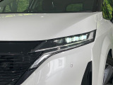 【LEDヘッドライト】悪天候や夜間走行時も良好な視界を確保し安心して運転できる高輝度LEDヘッドライトを装備!点灯速度が早く、消費電力も抑えられています。
