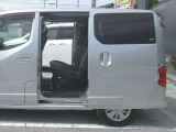大きく開くスライドドアで乗り降りもスムーズ!