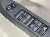 【電動格納ミラー】サイドミラーは電動格納式となっており、狭い駐車場でもキズがつくリスクを抑えられます。