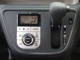 運転席より操作性の良いシフトレバーと、オートエアコンのスイッチ等の画像です。