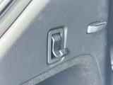 荷物をかけることができるフックがあります