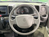 インテリアに合わせたデザインのステアリングは、運転される方のことも考え、運転しやすい形状、大きさです。是非一度、実際に触ってお確かめください。