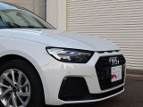●Audiが最初に採用したLEDポジショニングランプ。シャープなラインで昼間でも点けていたいと思うほど上品でオシャレです。夜間走行時はさらに目立ちます!