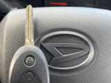 【キーレス】少し離れた場所からでもボタン一つでドアの開錠・施錠ができるのでとっても便利!ドアの鍵穴周りに傷をつけることもありません♪