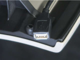 USB接続により外部オーディオと連携する事ができ車内で音楽を楽しむ事が出来ます。