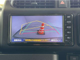 バックガイドモニター付きです。車の後方に小型カメラが付いており、バックする際の後方の様子をモニター上に表示します。
