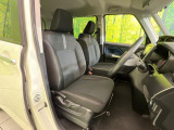 運転席まわりには十分なスペースがあり、大柄な方でもゆったり運転していただける環境です。
