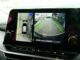 自車を真上から見下ろすように映し出すので周囲の状況が分かるアラウンドビューモニター搭載。フロントカメラとしても使用できます。車庫入れなど苦手な人の頼りになる助っ人です。