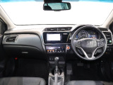 操作性に優れた運転席となります!小物入れや各ボタンの配置にこだわり、使いやすいです!座り心地もよく視認性も良好なのでロングドライブもお任せください!
