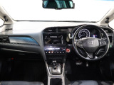 操作性に優れた運転席となります!小物入れや各ボタンの配置にこだわり、使いやすいです!座り心地もよく視認性も良好なのでロングドライブもお任せ下さい!