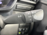 【オートライト】周りの明るさに応じて自動でヘッドライトの点灯・消灯ができる機能です!ライトの付け忘れ・消し忘れなどが無くなり、雨の日や夕方の走行も安心!トンネル通過時も便利ですね♪