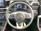 インテリアに合わせたデザインのステアリングは、運転される方のことも考え、運転しやすい形状、大きさです。是非一度、実際に触ってお確かめください。