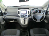 グレーを基調としたデザインの運転席です。ダッシュパネル等には大きなキズ無く綺麗です。