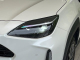 【LEDヘッドライト】悪天候や夜間走行時も良好な視界を確保し安心して運転できる高輝度LEDヘッドライトを装備!点灯速度が早く、消費電力も抑えられています。