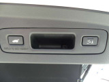 ハンズフリーアクセスパワーテールゲート。スマートキーを携帯していれば、車の下に足をかざせばテールゲートを開けることが可能。予約クローズボタンを押して車から離れるだけで閉めることも可能です。