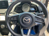 オーディオの音量やチャンネル操作ができるスイッチが、ハンドルに付いています。運転中でも、操作が行えて非常に安全・便利です!