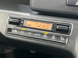 【オートエアコン】一度お好みの温度に設定すれば、車内の温度を検知し風量や温度を自動で調整。暑い…寒い…と何度もスイッチ操作をする必要はありません。快適な車内空間には必須の機能ですね♪
