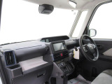 ダイハツのお店では、ダイハツ車を知り尽くしたプロフェッショナルが、専用の診断機器を使って各システムを点検しております。