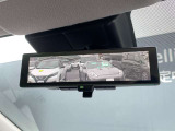 【インテリミラー】車両後方にあるカメラの画像をルームミラーに映し出します。シーンに応じて液晶モニターとミラーとを任意に切り替えることもできます
