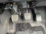 MT車になりますのでクラッチペダルがございます