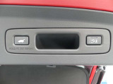 ハンズフリーアクセスパワーテールゲート。スマートキーを携帯していれば、車の下に足をかざせばテールゲートを開けることが可能。予約クローズボタンを押して車から離れるだけで閉めることも可能です。