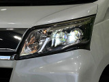 【LEDヘッドライト】悪天候や夜間走行時も良好な視界を確保し安心して運転できる高輝度LEDヘッドライトを装備!点灯速度が早く、消費電力も抑えられています。