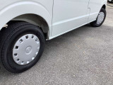 車のデザインにマッチした、純正スチールホイール!