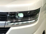 【LEDヘッドライト】悪天候や夜間走行時も良好な視界を確保し安心して運転できる高輝度LEDヘッドライトを装備!点灯速度が早く、消費電力も抑えられています。