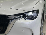 【LEDヘッドライト】悪天候や夜間走行時も良好な視界を確保し安心して運転できる高輝度LEDヘッドライトを装備!点灯速度が早く、消費電力も抑えられています。