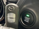 【アドバンストキー】カバンやポケットに入れたままでもドアの施錠・解錠が可能なスマートキーを装備。エンジンのオン・オフ時もカギを取り出す必要が無いからとっても便利です♪