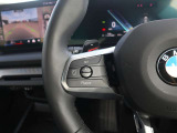 ドライバーが任意で設定した速度をベースに、先行車との車間距離を維持しながら自動で加減速を行い高速走行をサポート。車両停止や再加速も自動で行います