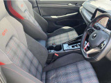 タータンチェックとレッドステッチをあしらったGTI専用デザインのスポーツシート。運転席および助手席にはシートヒーターも装備、寒い季節には大変うれしいアイテムです。