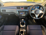 運転廻りの画像です!操作スイッチ類もキレイな状態です。専門スタッフが内外装を清掃・きめ細かい箇所までクリーニングしています。