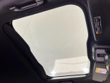 【ガラスルーフ】ガラスルーフ搭載で車内の解放感が一気にアップ!開放的なドライブをお楽しみいただけます。