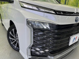 【LEDヘッドライト】悪天候や夜間走行時も良好な視界を確保し安心して運転できる高輝度LEDヘッドライトを装備!点灯速度が早く、消費電力も抑えられています。