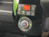 【オートエアコン】一度お好みの温度に設定すれば、車内の温度を検知し風量や温度を自動で調整。暑い…寒い…と何度もスイッチ操作をする必要はありません。快適な車内空間には必須の機能ですね♪