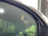 【ブラインドスポットインフォメーション】走行中、ドアミラーの死角になりやすい箇所に後続車が接近するとサイドミラー付近に警告を表示、ドライバーに注意喚起をしてくれます。