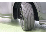 タイヤサイズ 235/50R20。タイヤの空気圧がゼロになっても、一定の速度で一定の距離を走行できるランフラットタイヤです。万が一パンクした場合でも安全な場所、もしくは近くの修理工場まで走行出来ます。