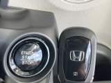 【Hondaスマートキー】カバンやポケットに入れたままでもドアの施錠・解錠が可能なスマートキーを装備。エンジンのオン・オフ時もカギを取り出す必要が無いからとっても便利です♪