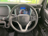 インテリアに合わせたデザインのステアリングは、運転される方のことも考え、運転しやすい形状、大きさです。是非一度、実際に触ってお確かめください。