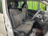 運転席まわりには十分なスペースがあり、大柄な方でもゆったり運転していただける環境です。