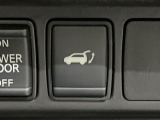 【パワーバックドア】スマートキーや運転席のボタンを押すだけでリアゲートが自動で開閉します!荷物を持っている時や、高い位置にあるバックドアを閉める際に便利な機能です♪