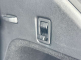 荷物をかけることができるフックがあります