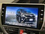【純正10型ナビ】人気の大型10インチナビを装備。存在感のある大画面はインパクト大!ナビ利用時のマップ表示は見やすく、テレビやDVDは臨場感がアップ!いつものドライブがグッと楽しくなります♪